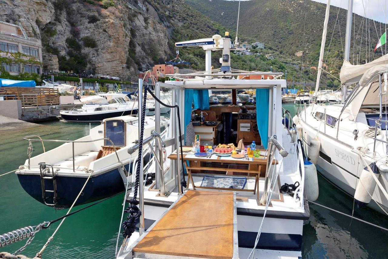 Botel Aloha Jak's Boat *