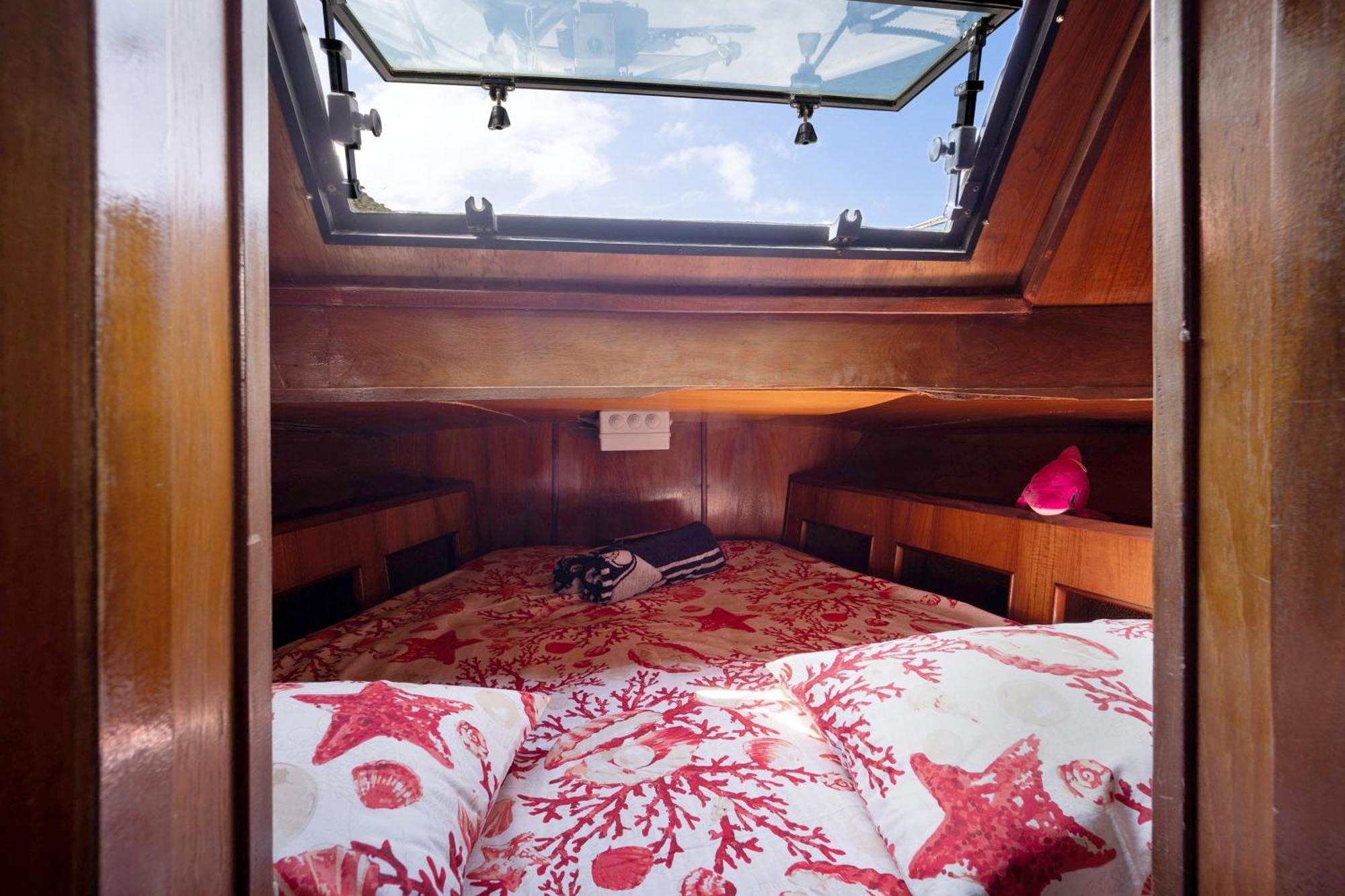 Botel Aloha Jak's Boat