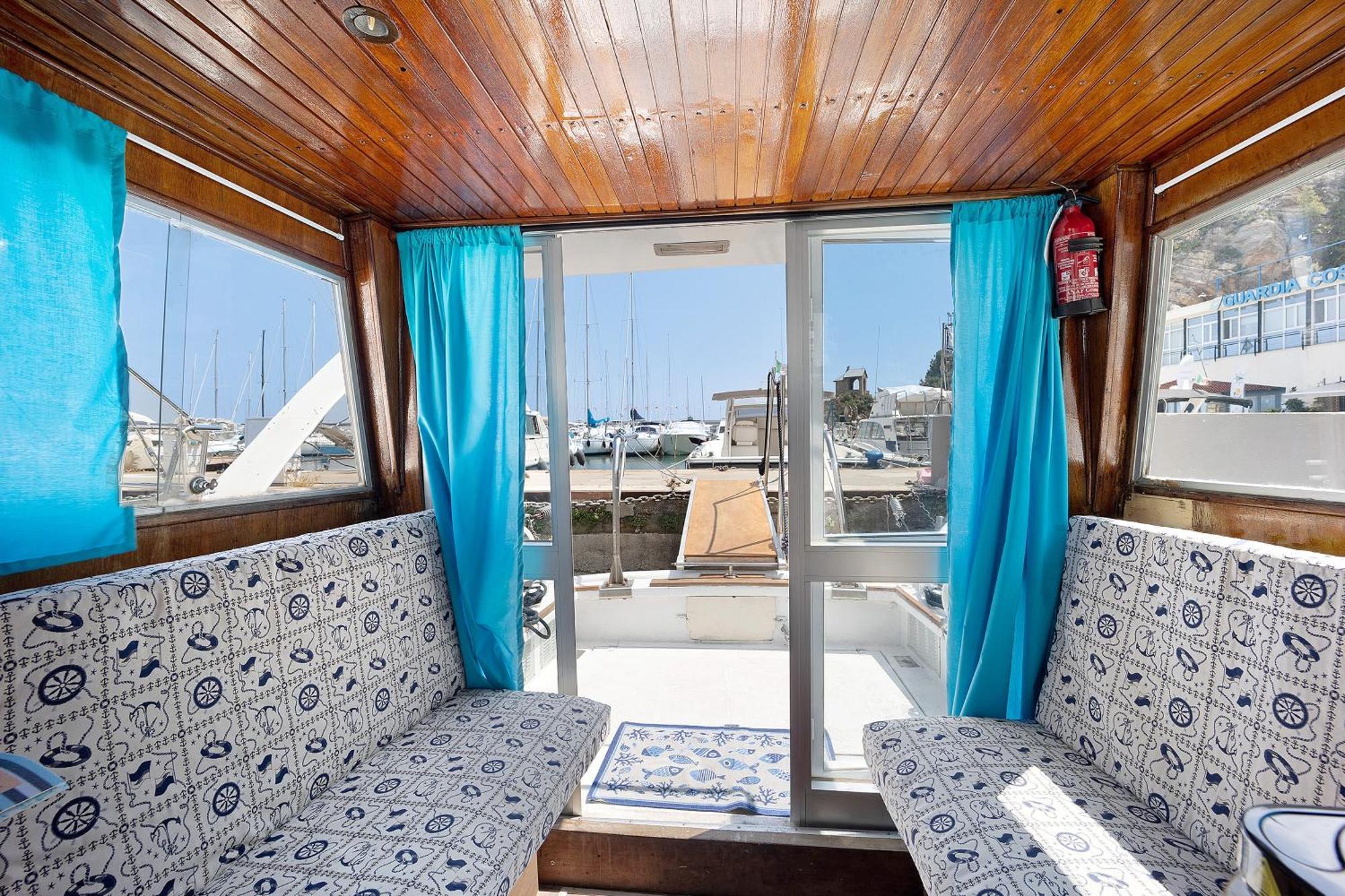 Botel Aloha Jak's Boat Alassio