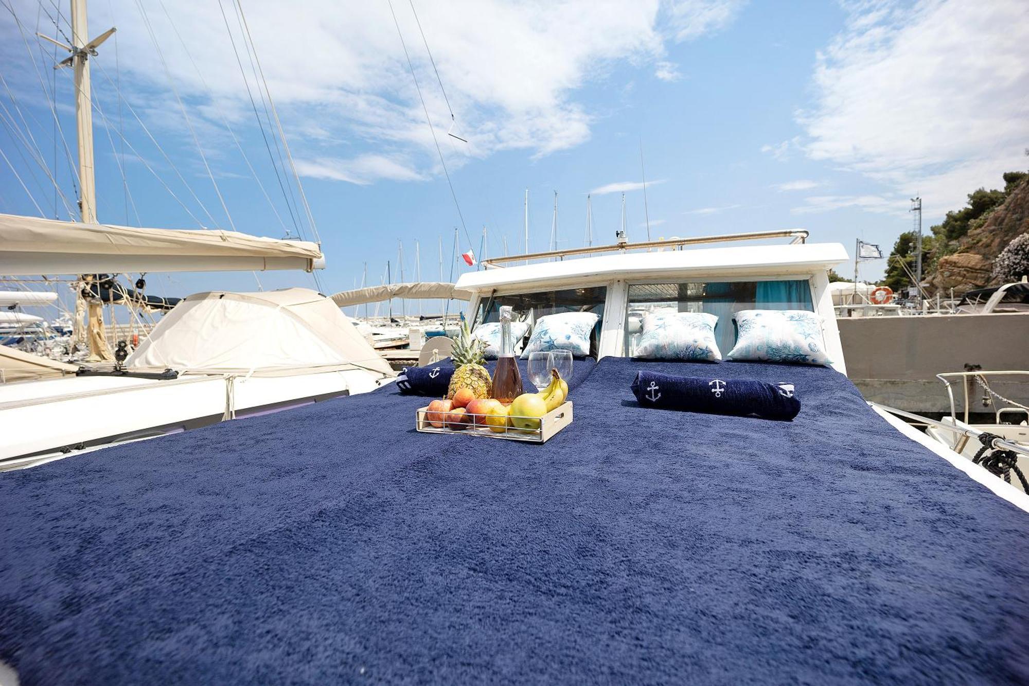 Aloha Jak's Boat Botel