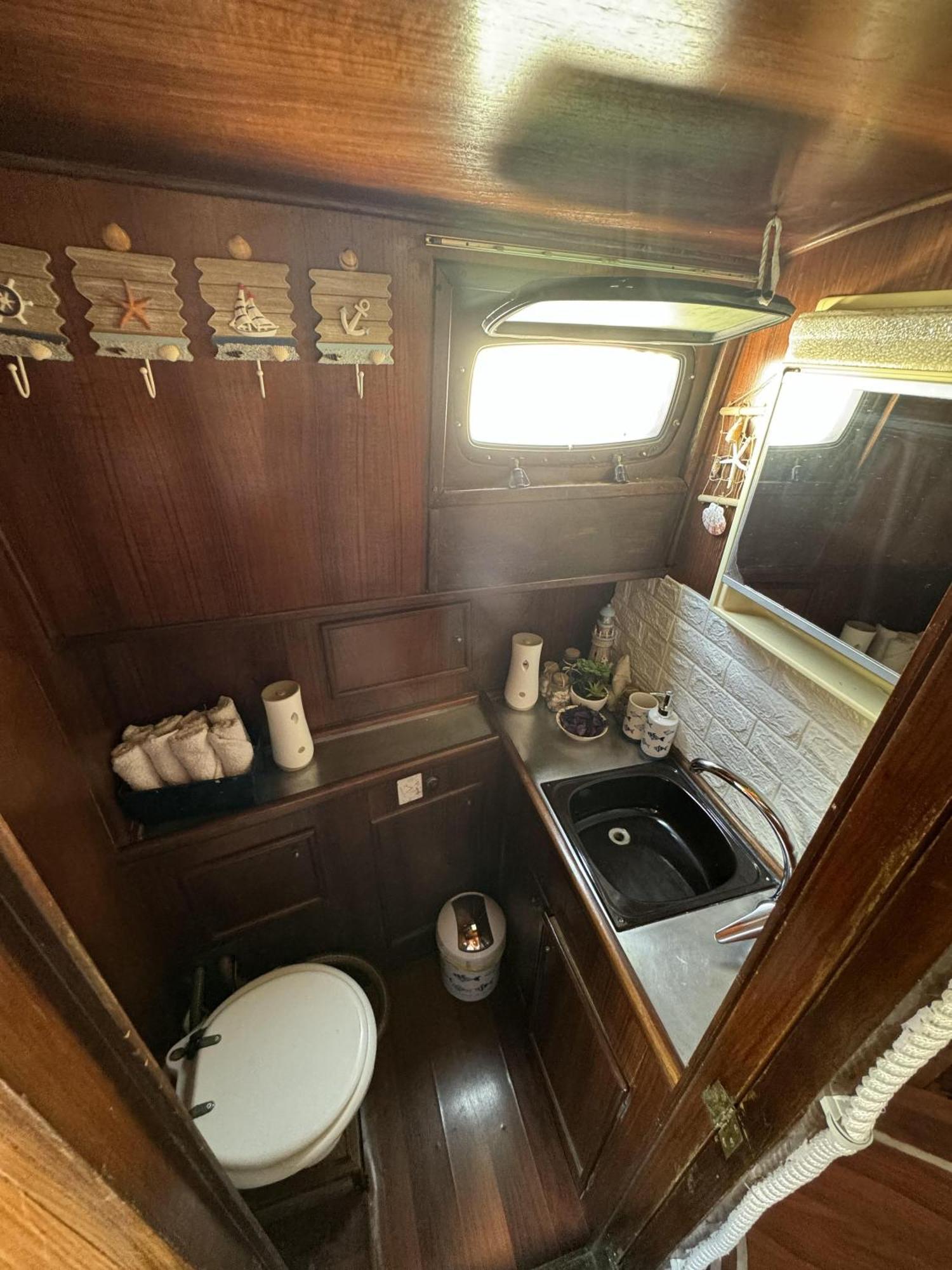 Aloha Jak's Boat Botel *