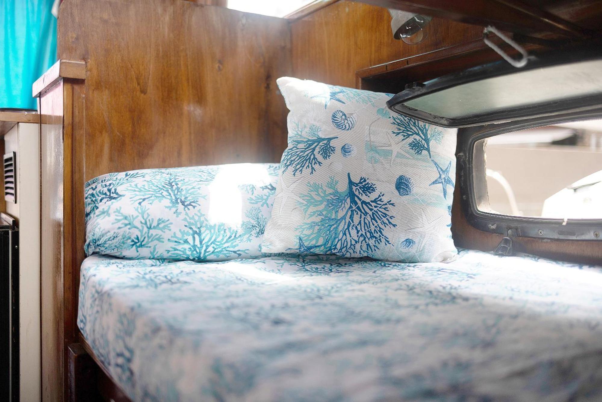 Botel Aloha Jak's Boat