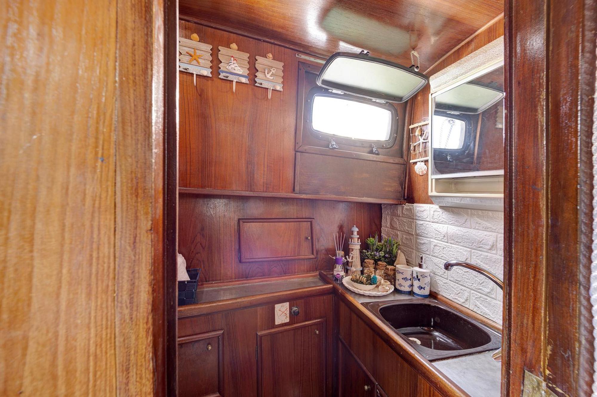 Aloha Jak's Boat Botel *