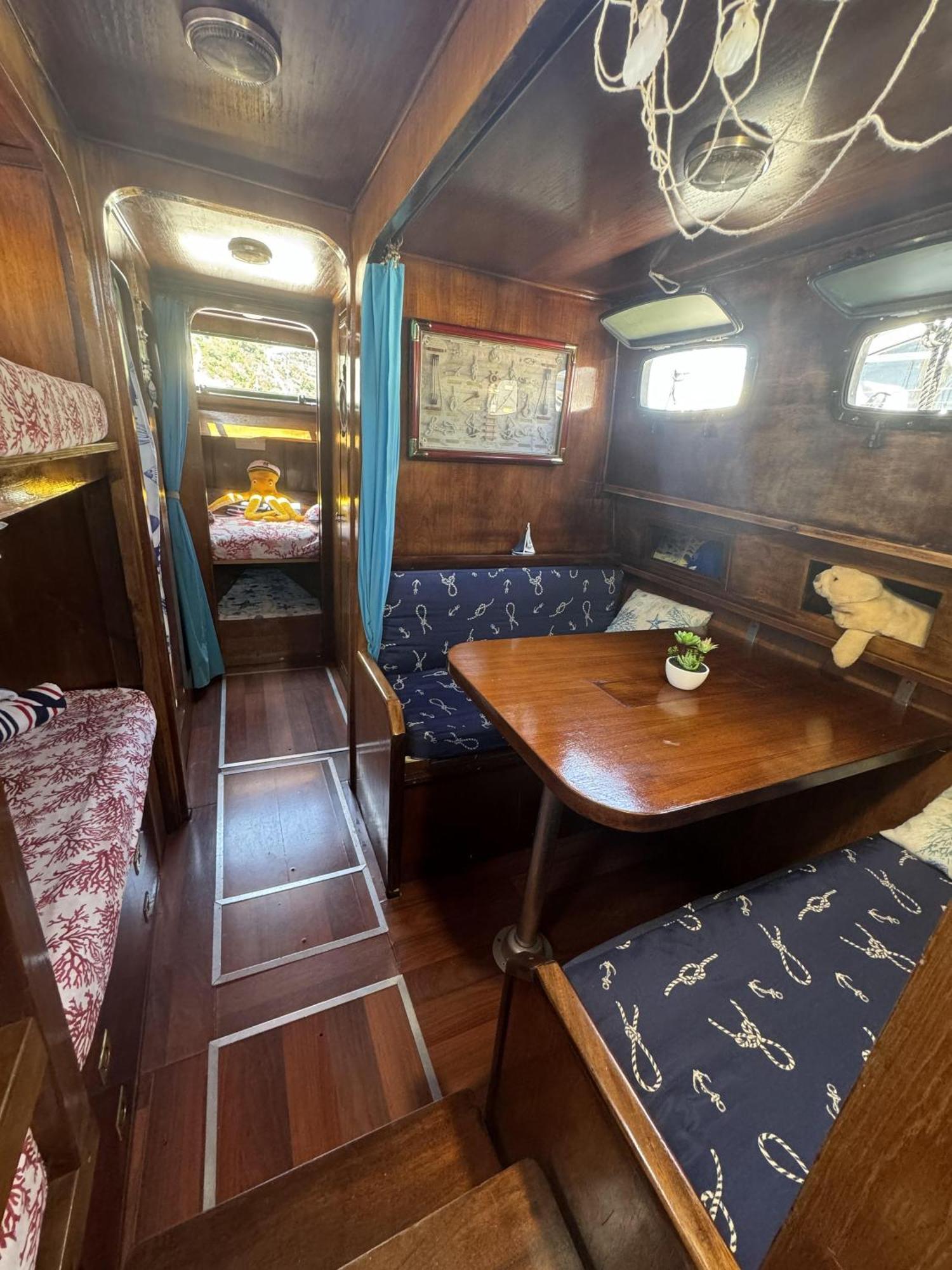 Aloha Jak's Boat Botel Alassio