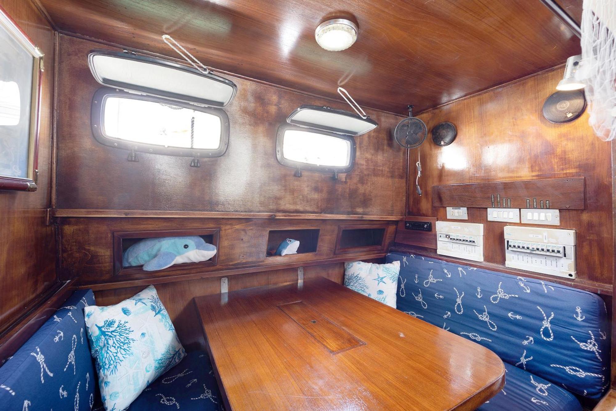Botel Aloha Jak's Boat
