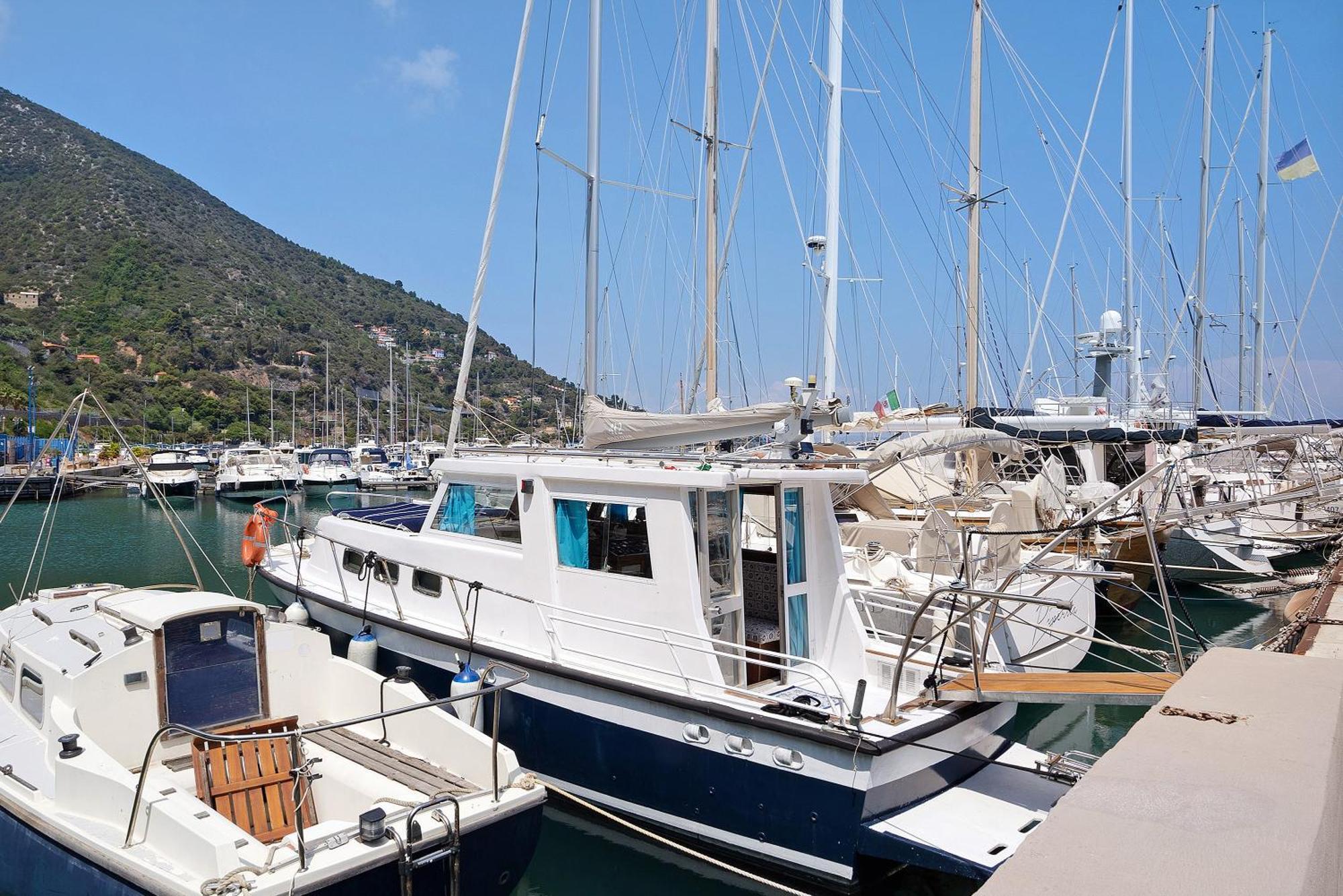 Botel Aloha Jak's Boat *