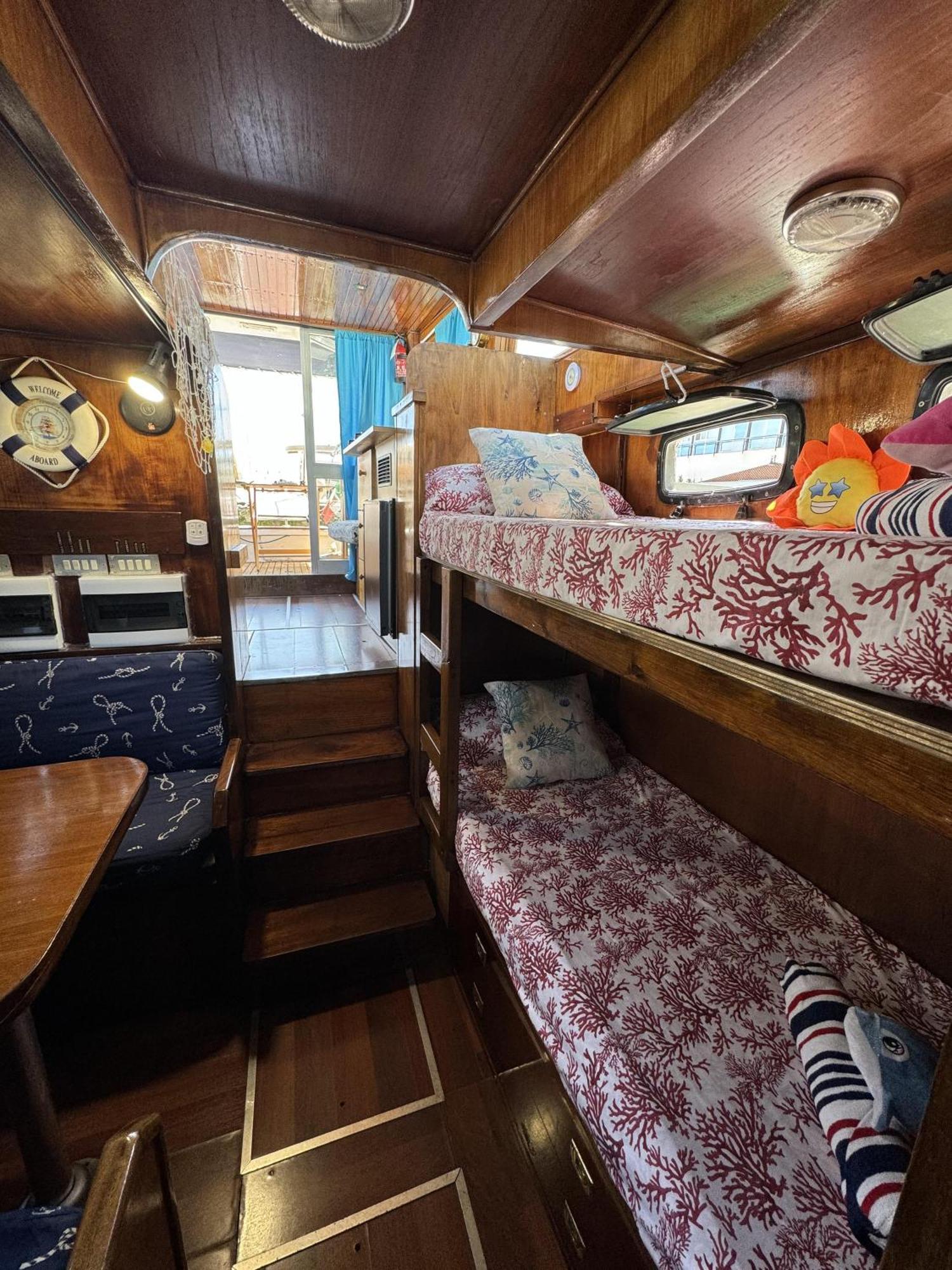 Botel Aloha Jak's Boat